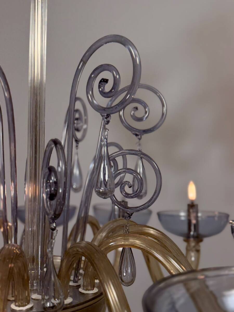 Venetian chandelier in blue and amber Murano glass, 12 light arms, circa 1980.