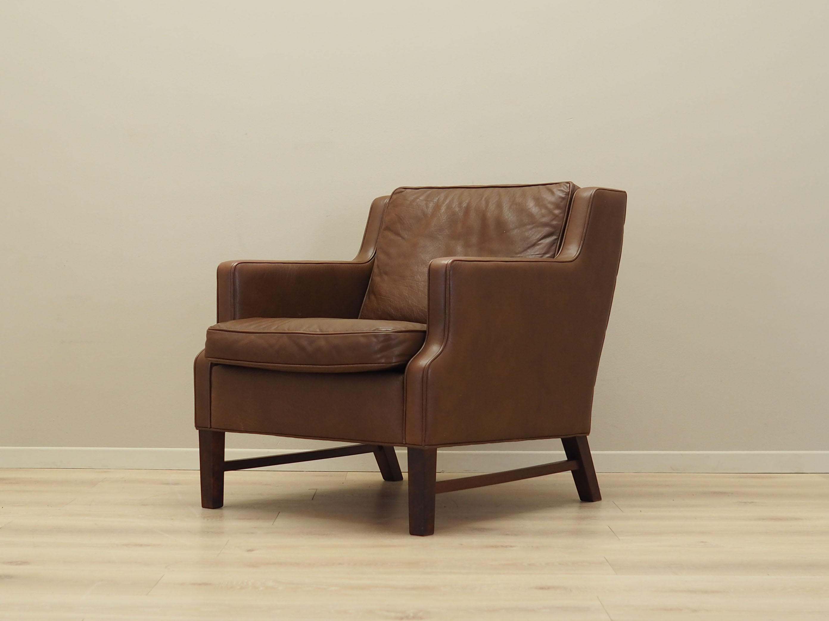 Fauteuil en cuir marron, design danois, années 1960, production: Danemark