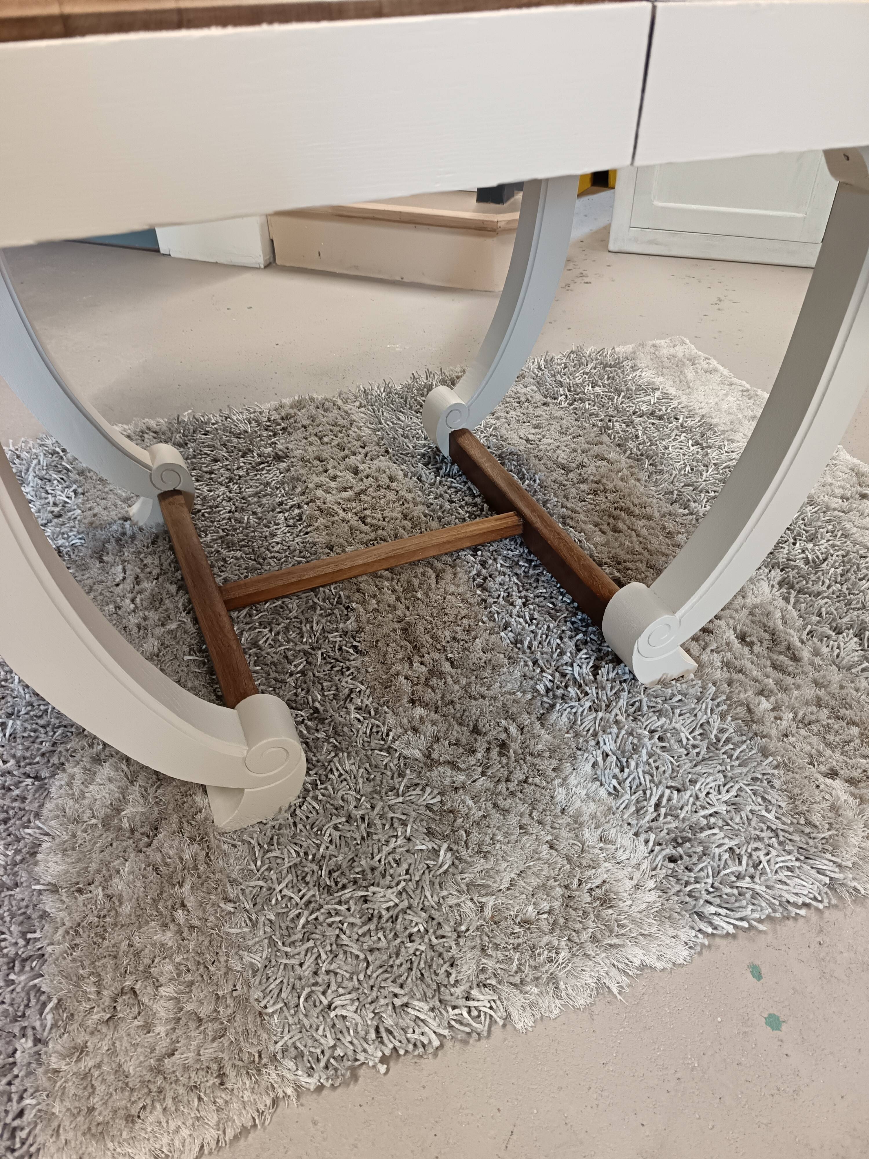Restored oak table in natural wood and linen.