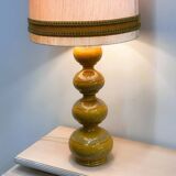 Lampe de table sculpturale vintage allemande Kaiser Leuchten des années 1970, grand modèle en céramique moutarde