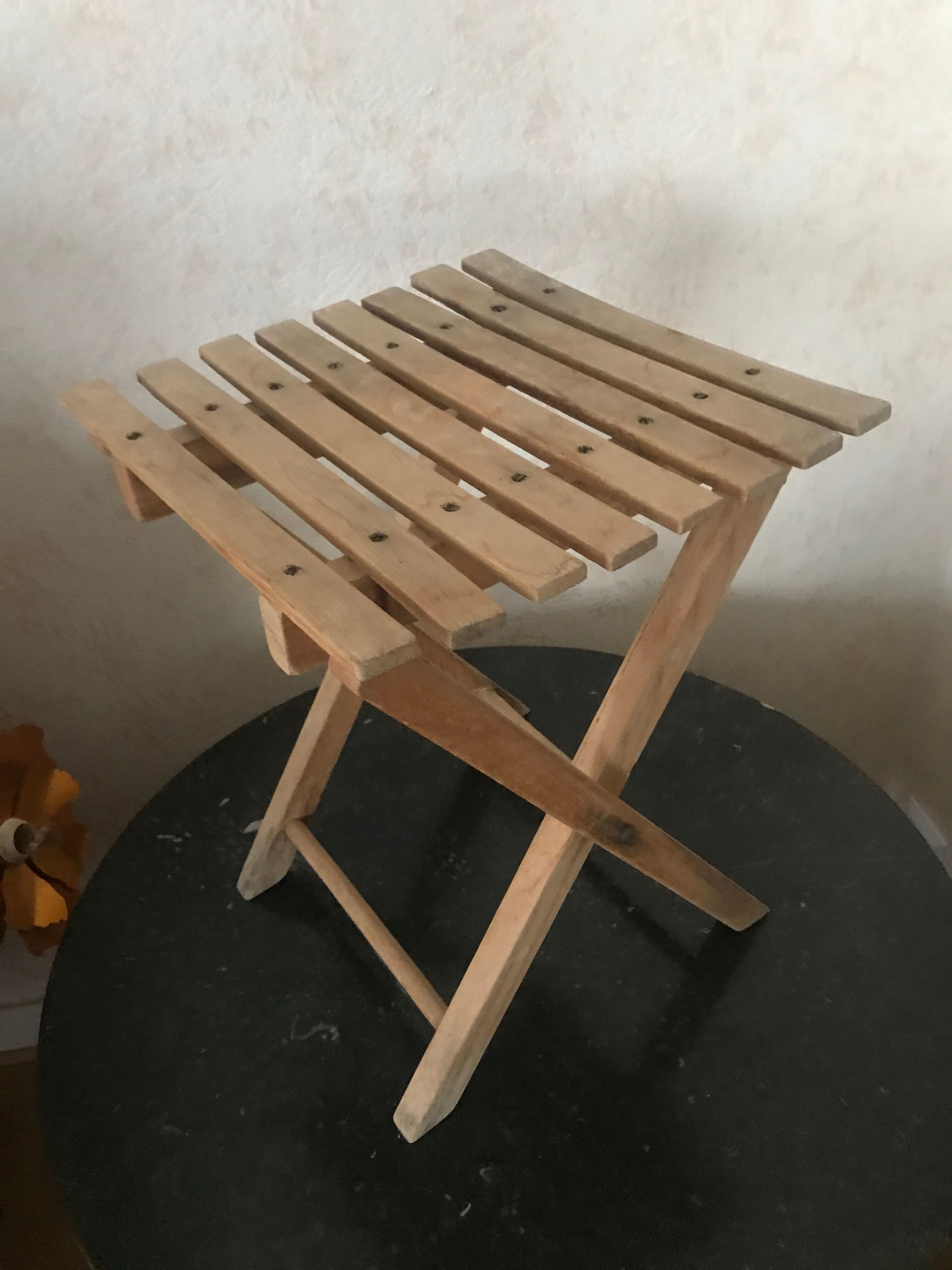 Complained wooden pedestal