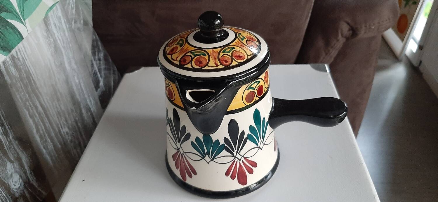 Breton chocolate pot