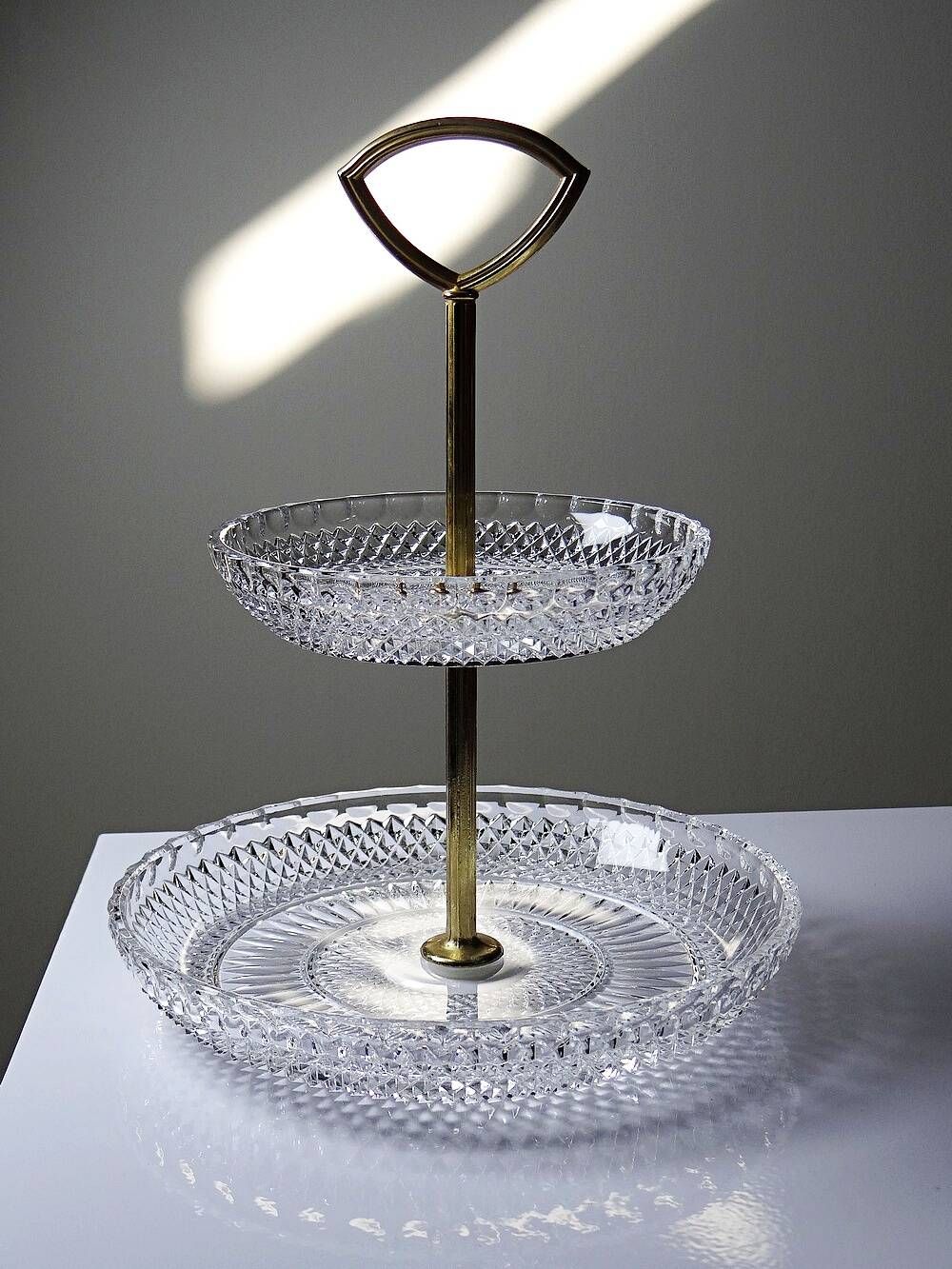 Silent servant/vintage display in moulded crystal & gilded metal from the 1970s-1980s