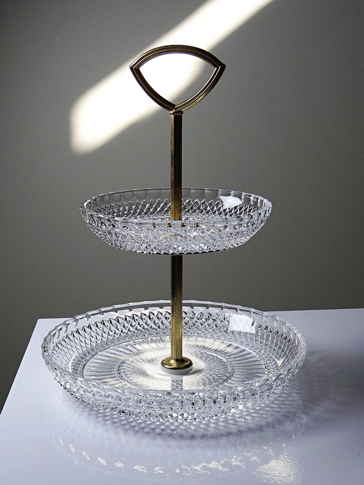 Silent servant/vintage display in moulded crystal & gilded metal from the 1970s-1980s