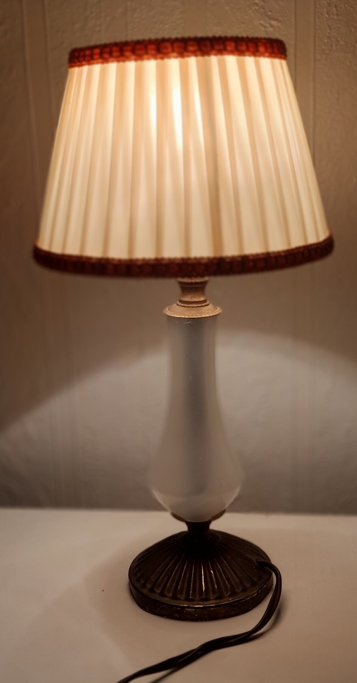 Old small lamp to put foot opaque glass, golden metal base