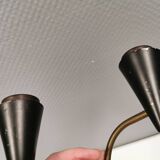 Un ensemble d'appliques en métal laqué noir avec détails en laiton