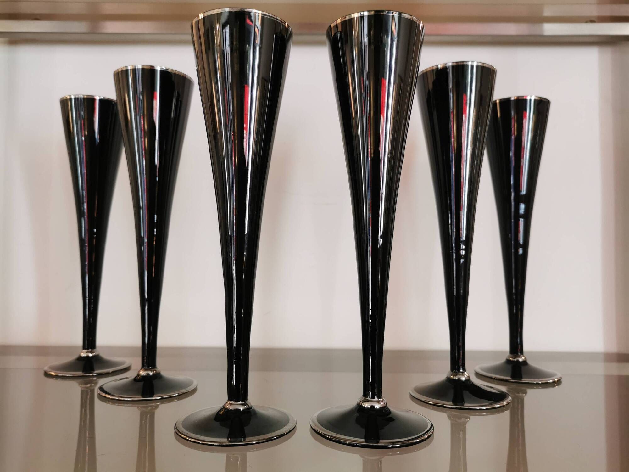 Service de 6 grandes flûtes vintage signées noires et argent