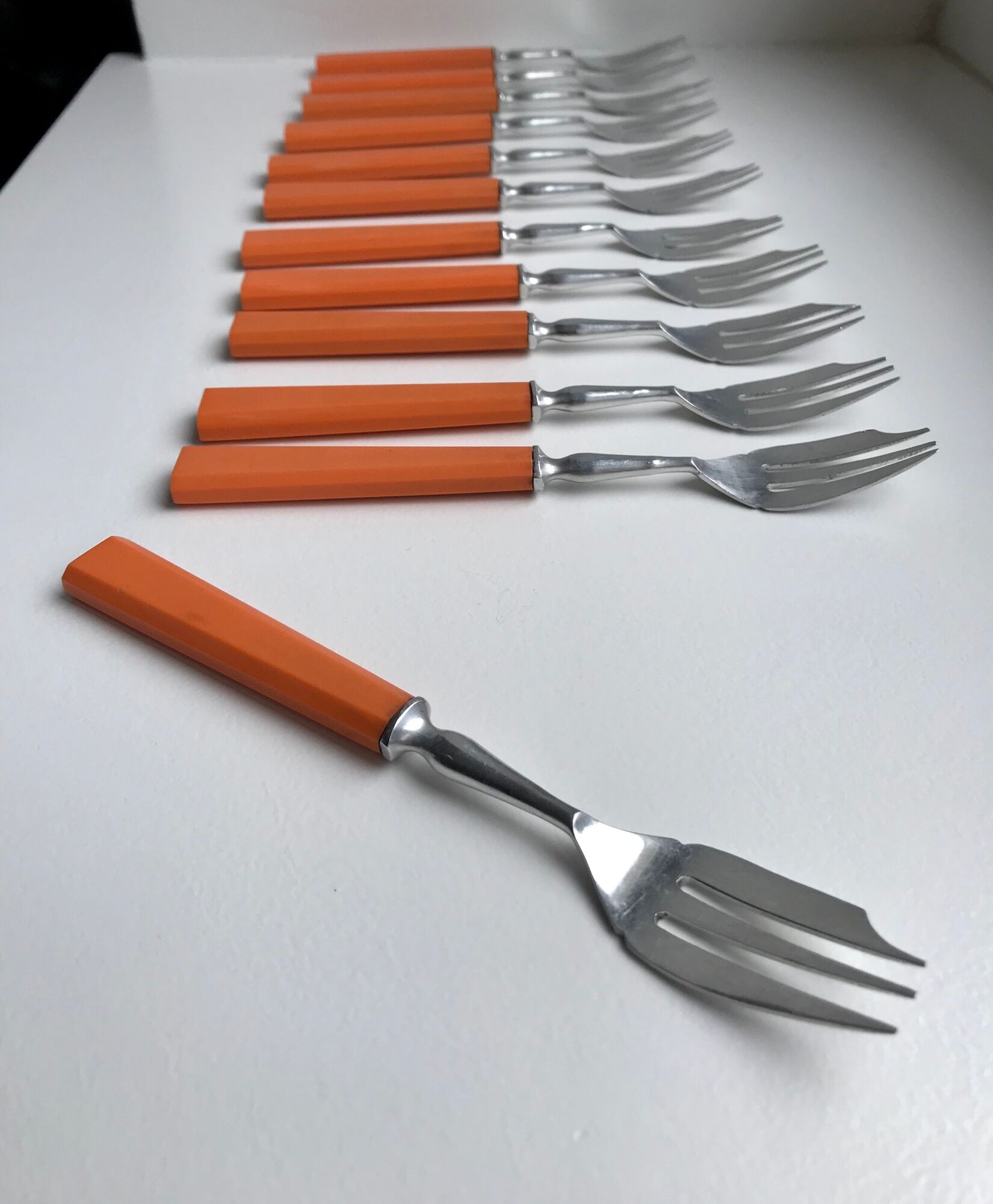 Set of 12 orange dessert forks in Bakelite and Tinplate 60s-70s
