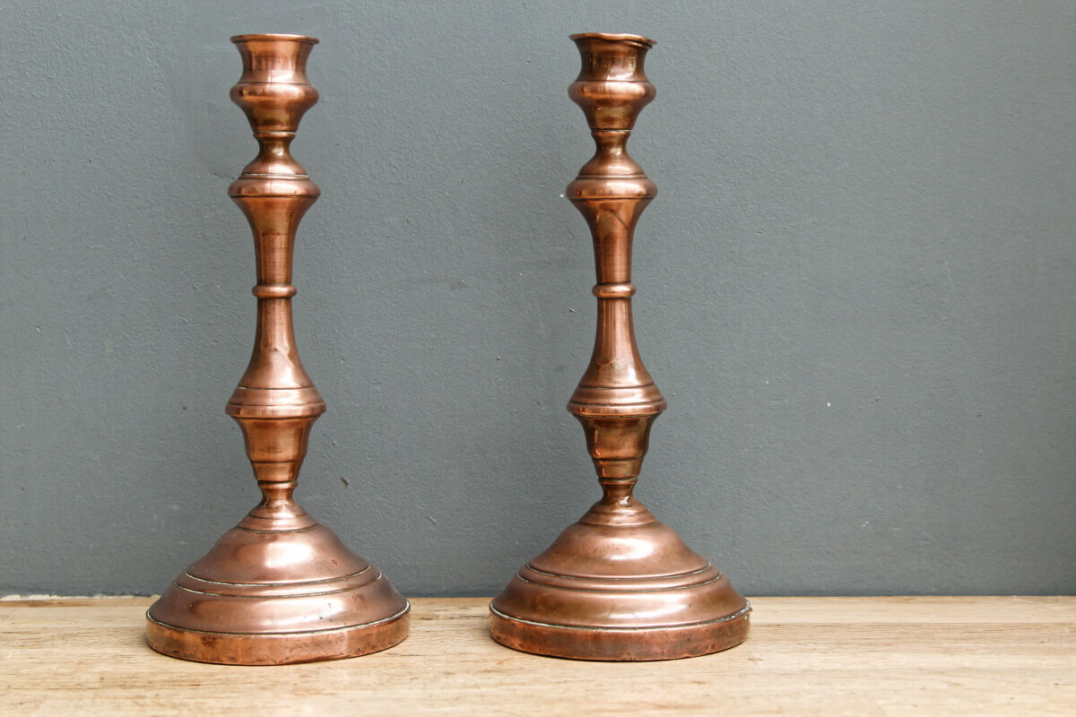 Paire de bougeoirs anciens, en cuivre