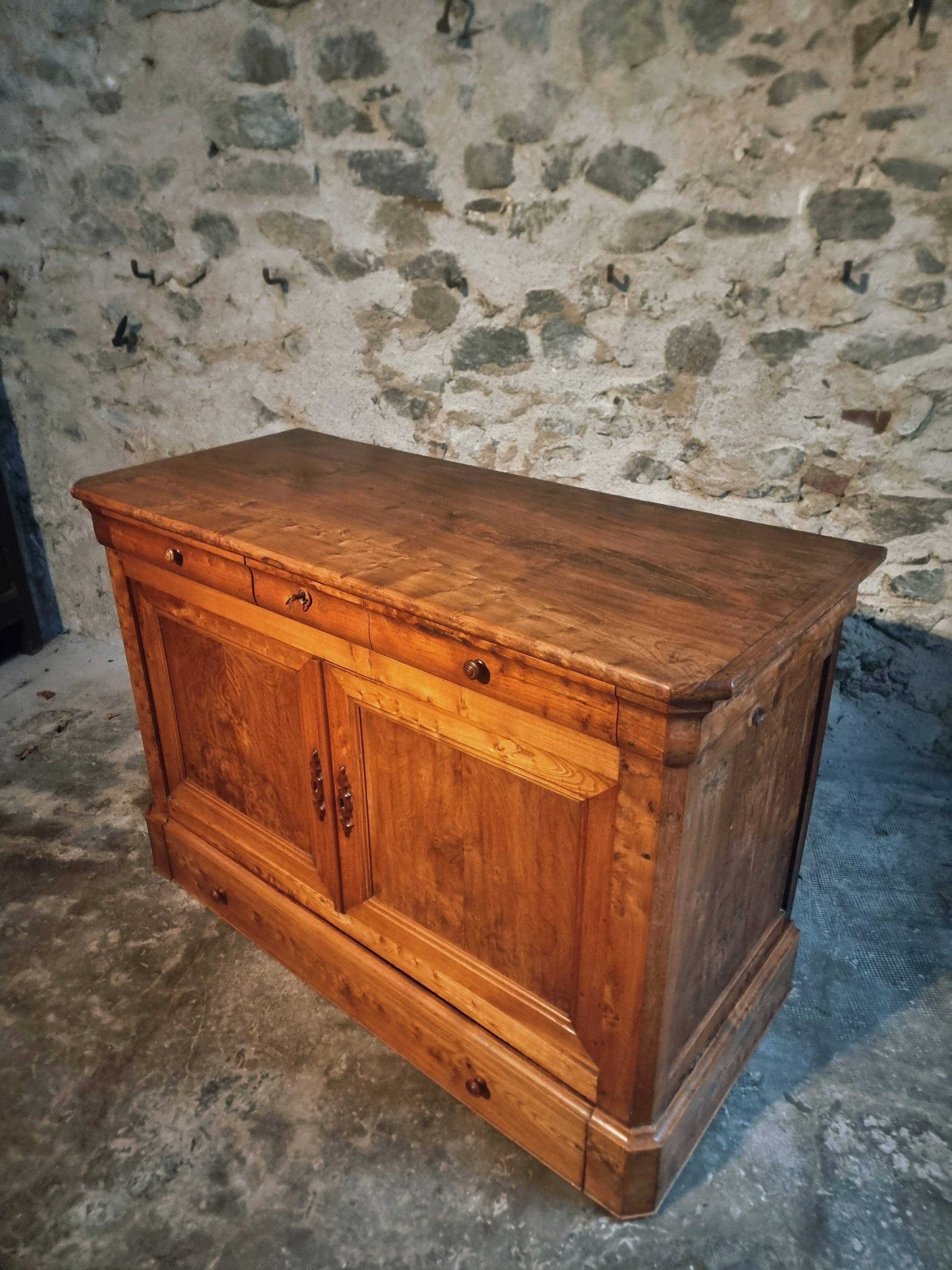 French buffet from the 19th century in elm with drawers – Louis Philippe period
