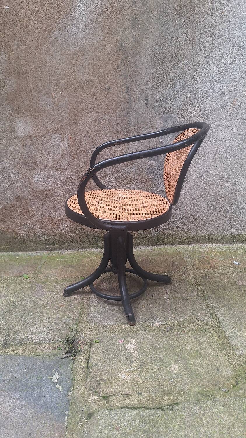 Thonet 5501 curved wooden armchair