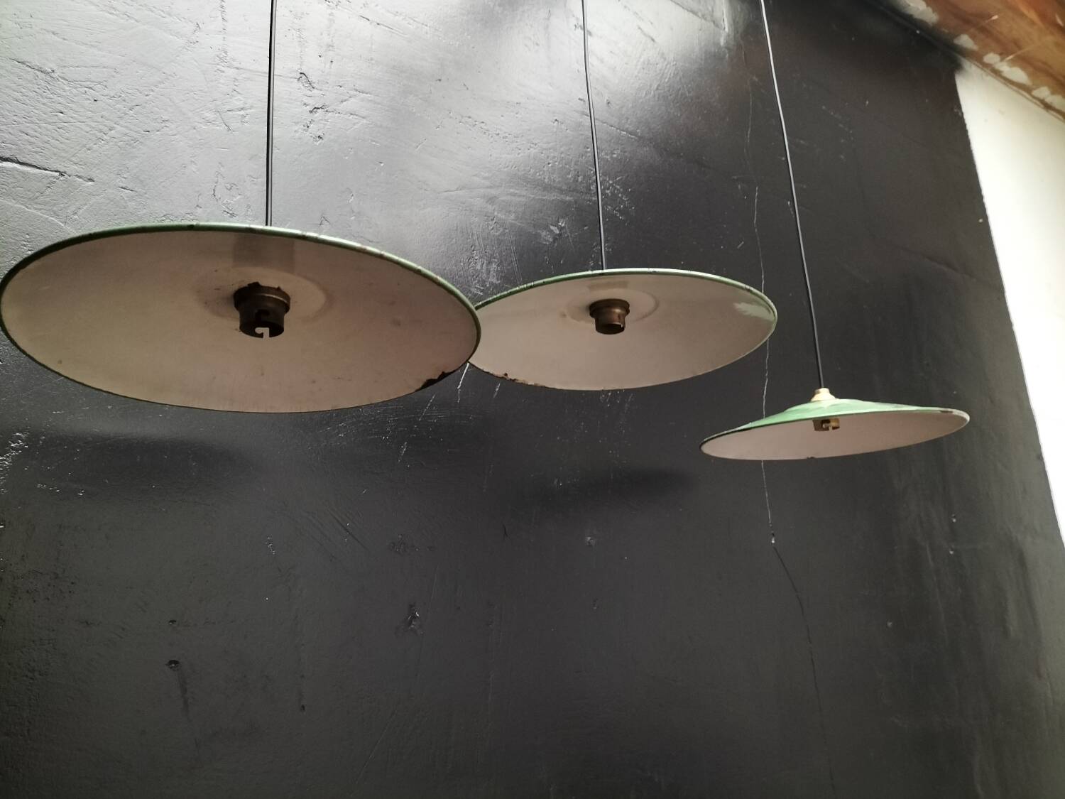 Suspensions tôles émaillées