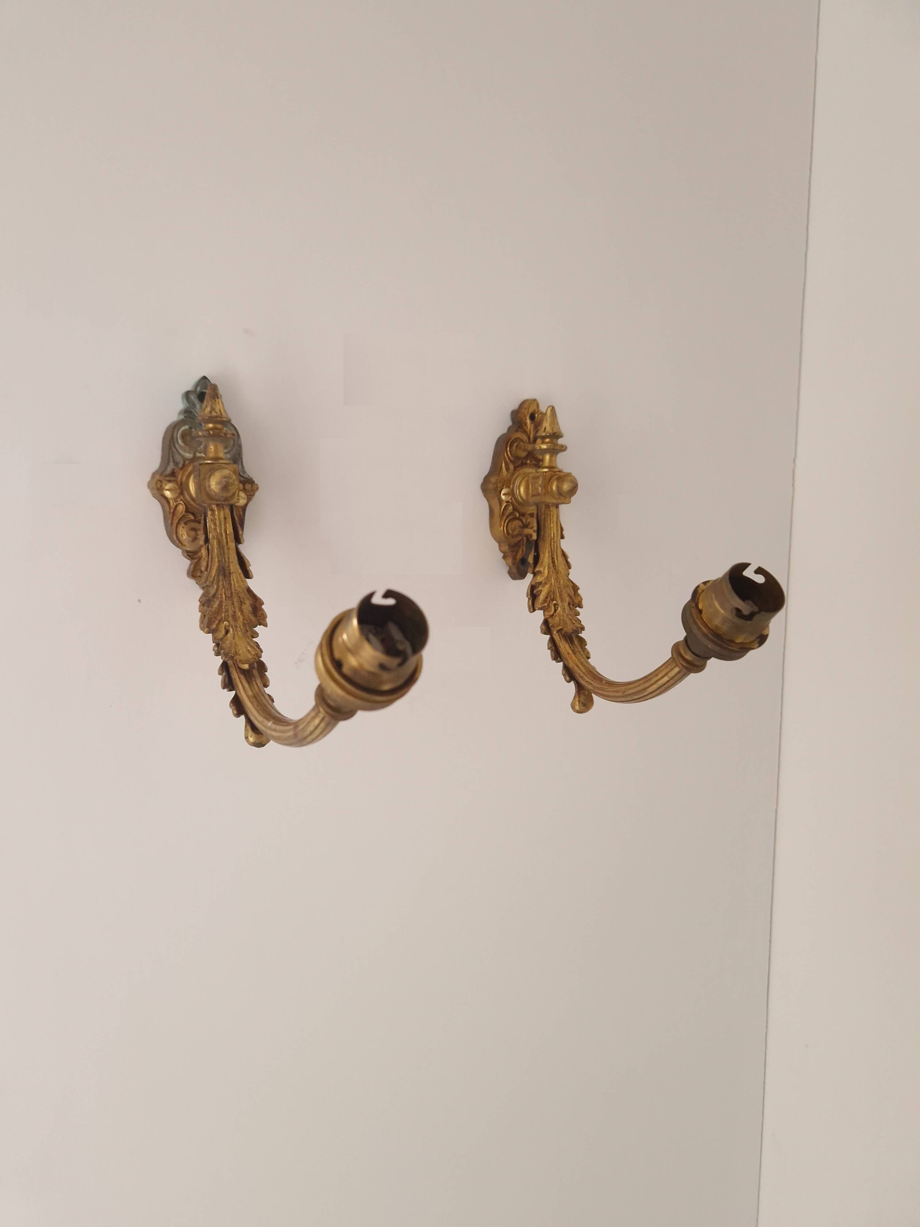 Antique wall lights in gilded brass – Louis XV style, charm and elegance