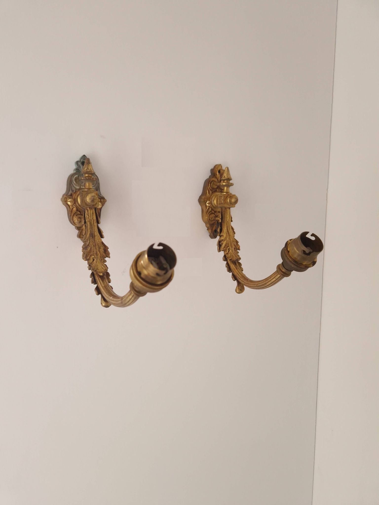 Antique wall lights in gilded brass – Louis XV style, charm and elegance