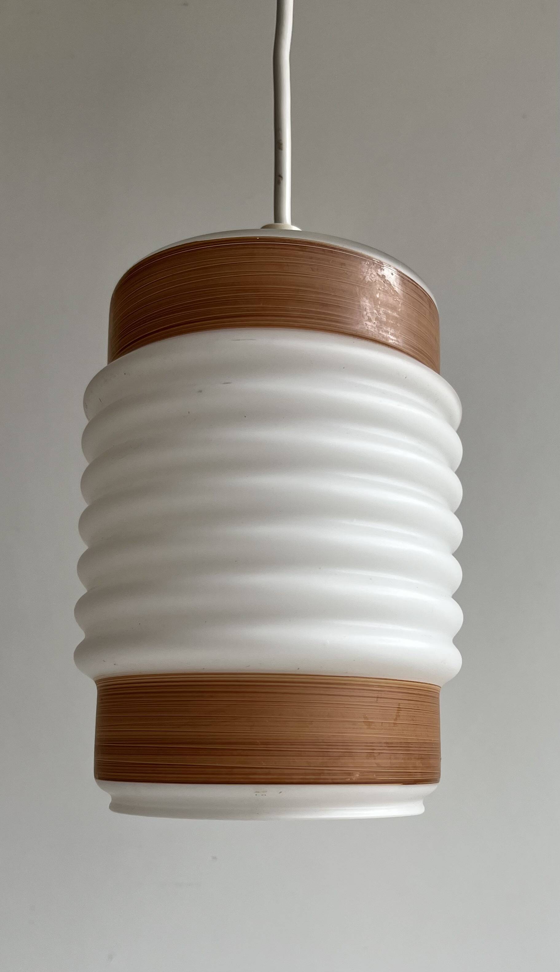 Opaline corrugated tube suspension