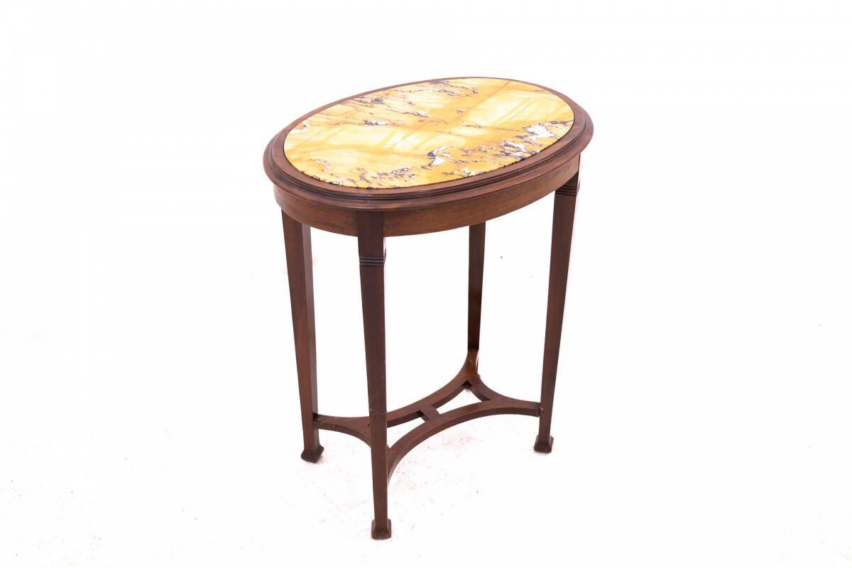 Table basse Art Nouveau à plateau en marbre, France, vers 1920.