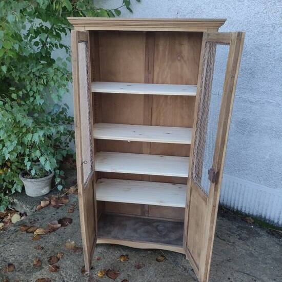 Small mesh cabinet, display case