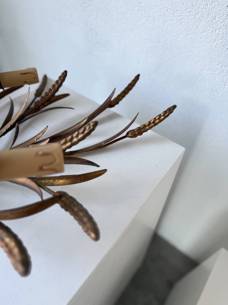 “Ear” wall light in gilded brass