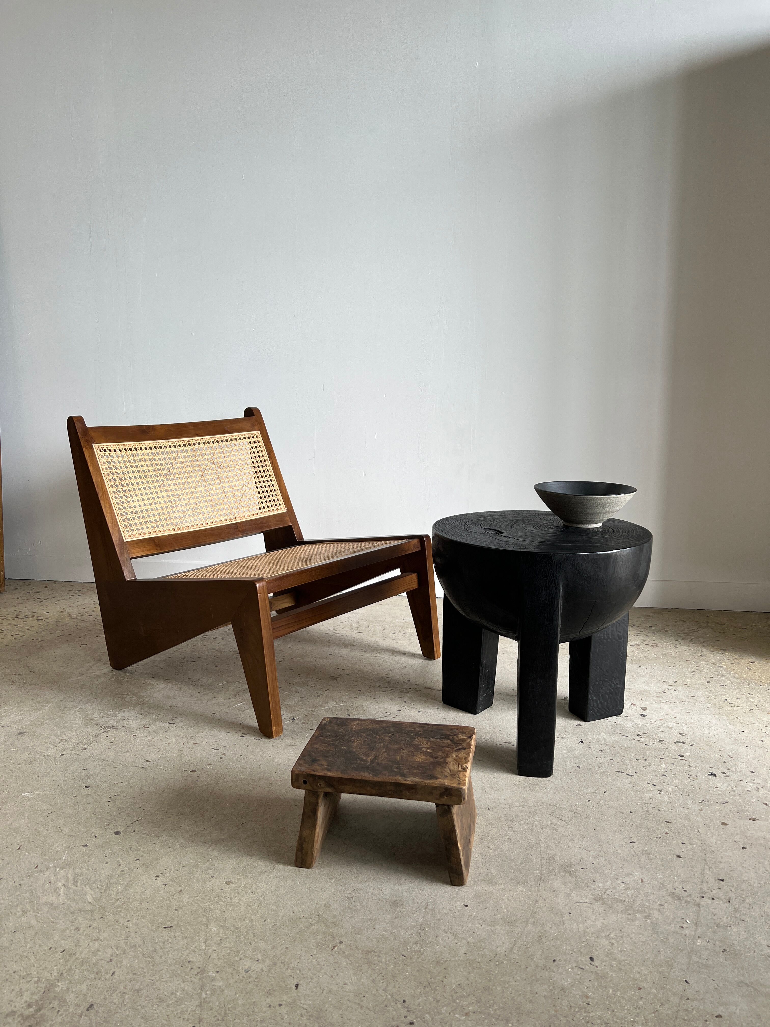 Black mango wood tripod side table with a semi-spherical top, height: 45 cm, diameter: 44 cm.