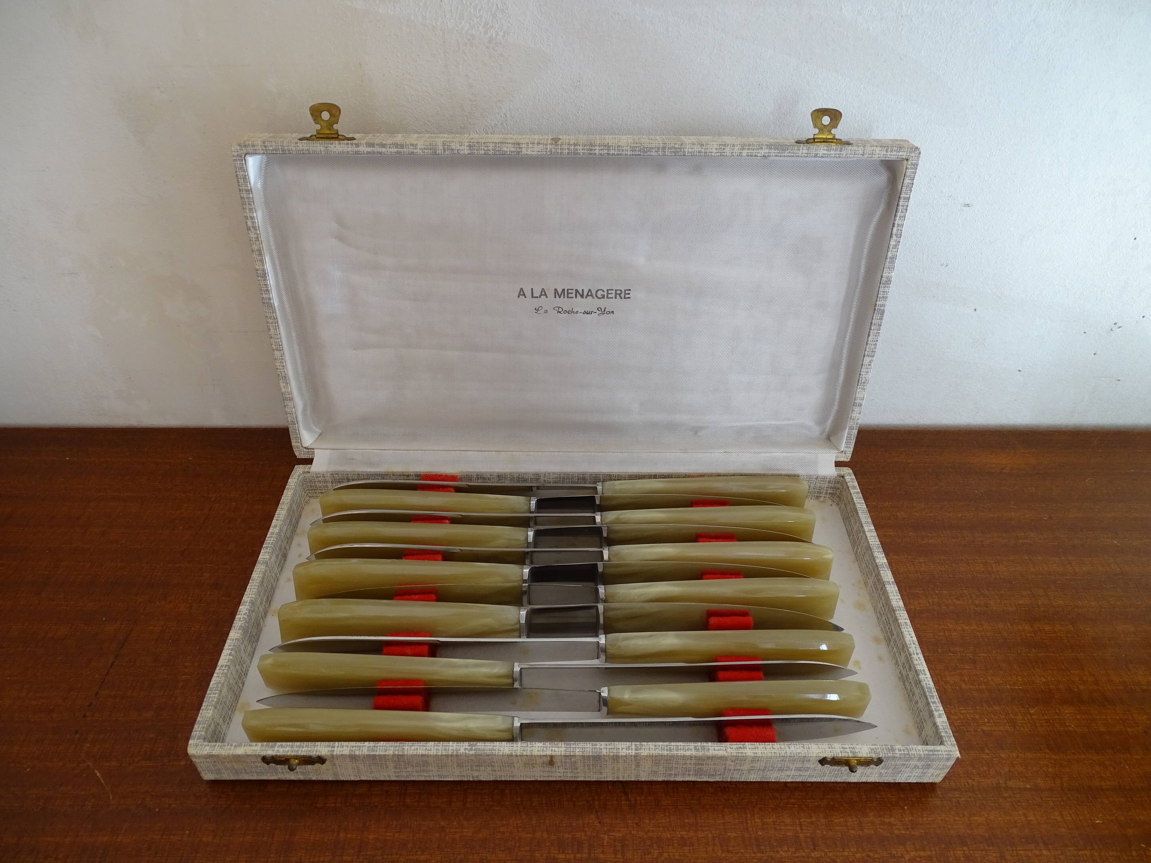 Lot 12 Art Deco style knives in case