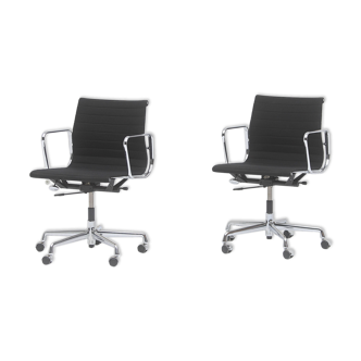 Paire de fauteuils de bureau modèle EA 117 conçus par Charles & Ray Eames, édition Vitra