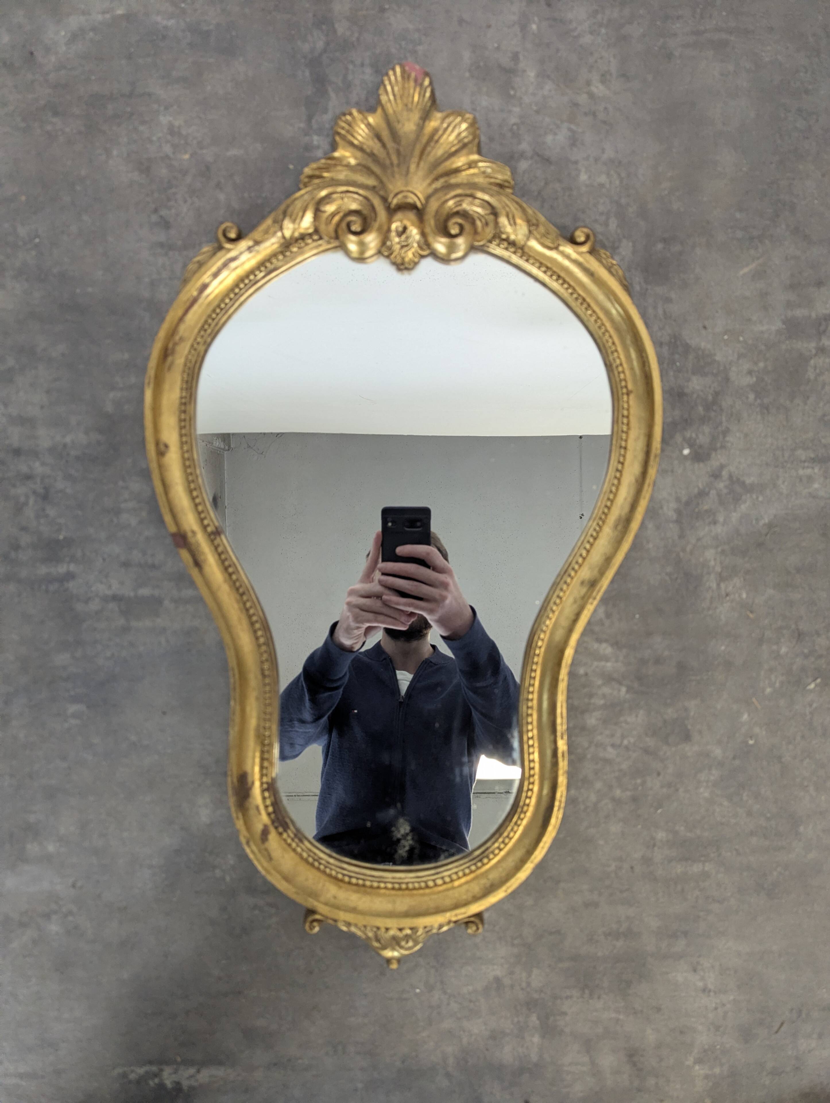 Petit miroir Louis XV en bois doré à coquille