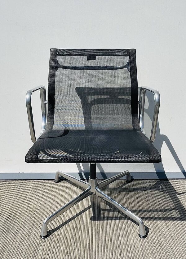 Paire de chaises Ch. Eames Alu Group résille Vitra Vintage