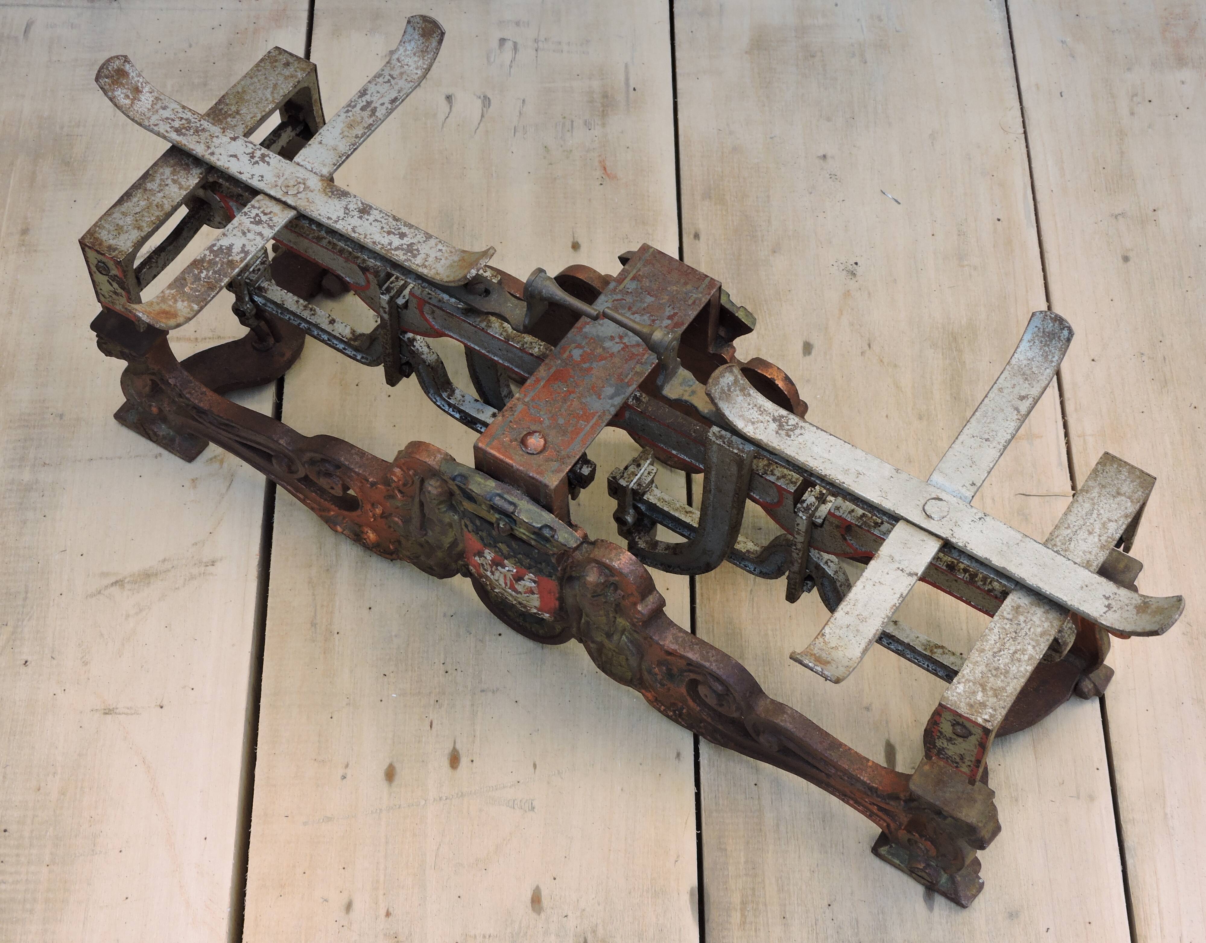 Skeleton beak balance the parisian Testut ancient maraicher epicier