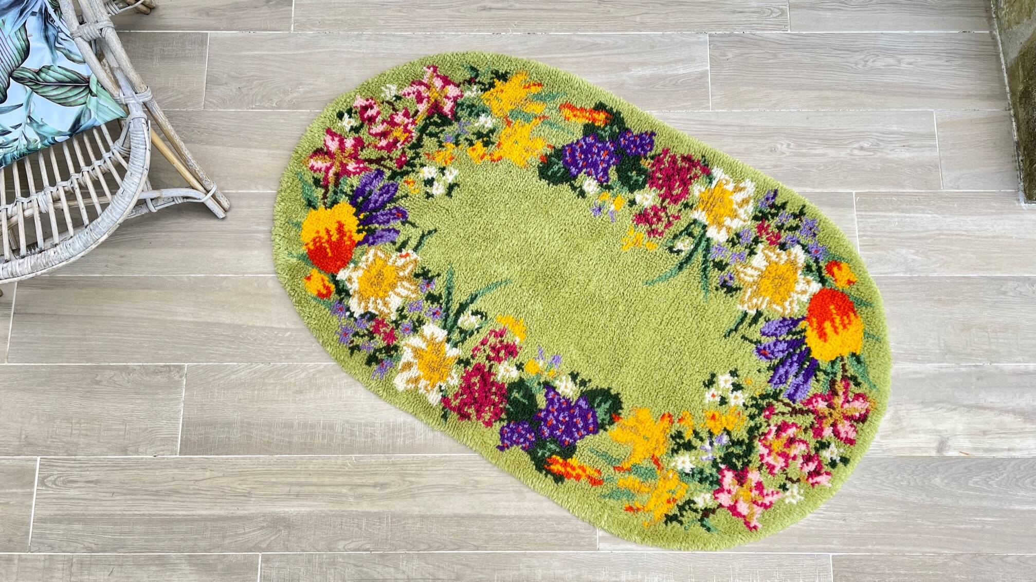 Oval rug from the 70s in pure wool 144x88cm