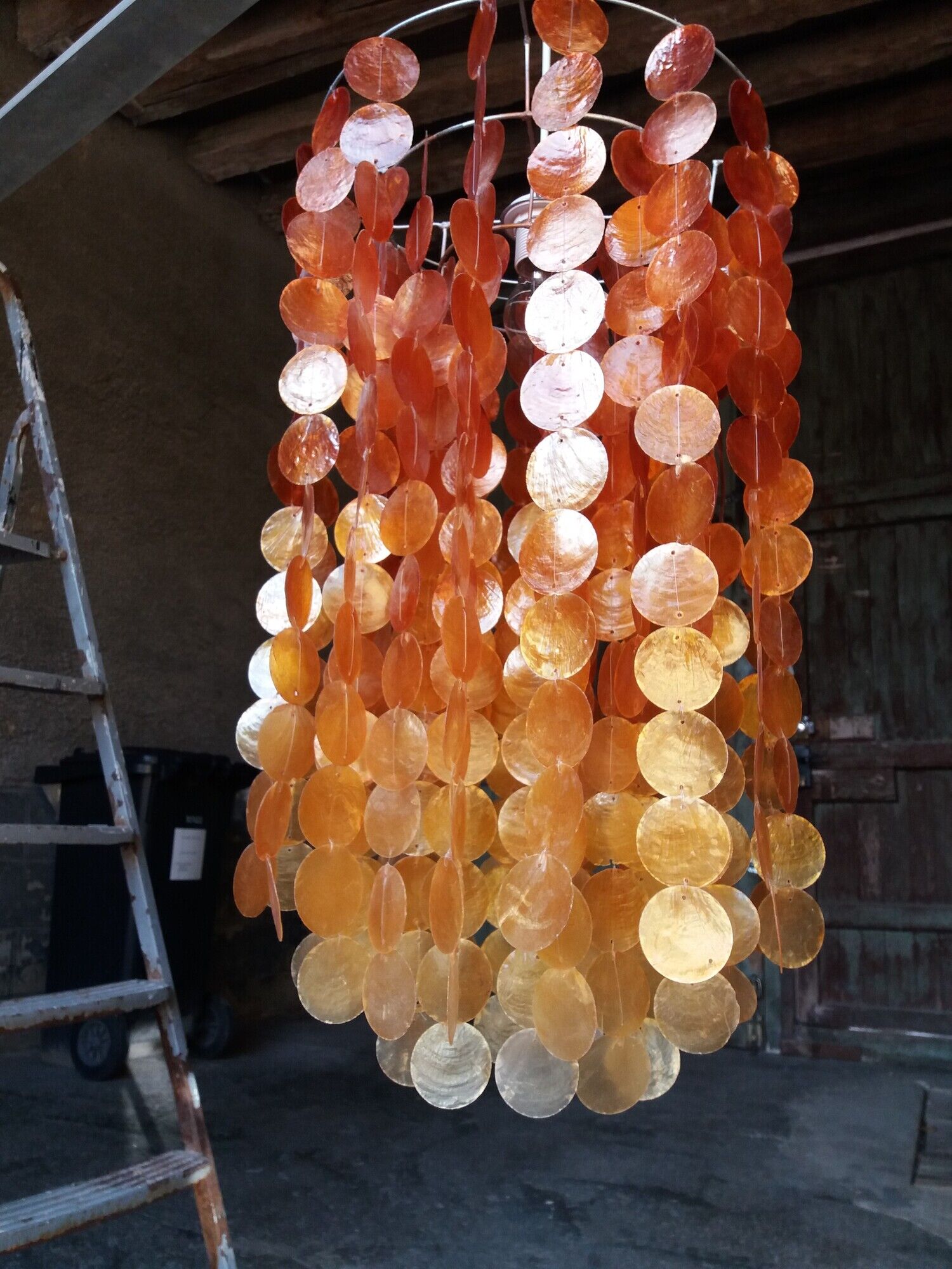 Suspension lumineuse à pampilles en nacre orange