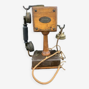 Téléphone ancien en bois