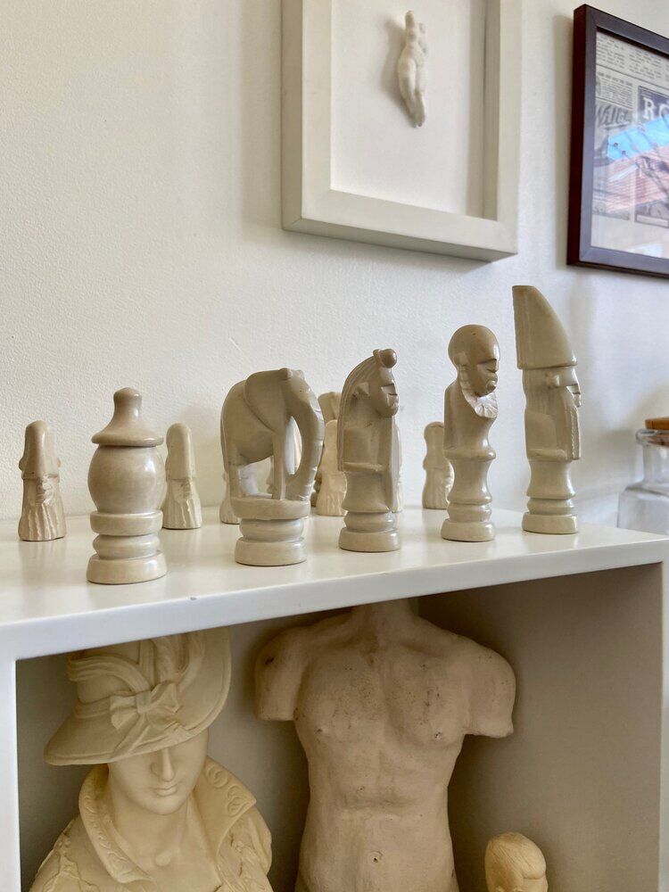 32 stone chess pieces