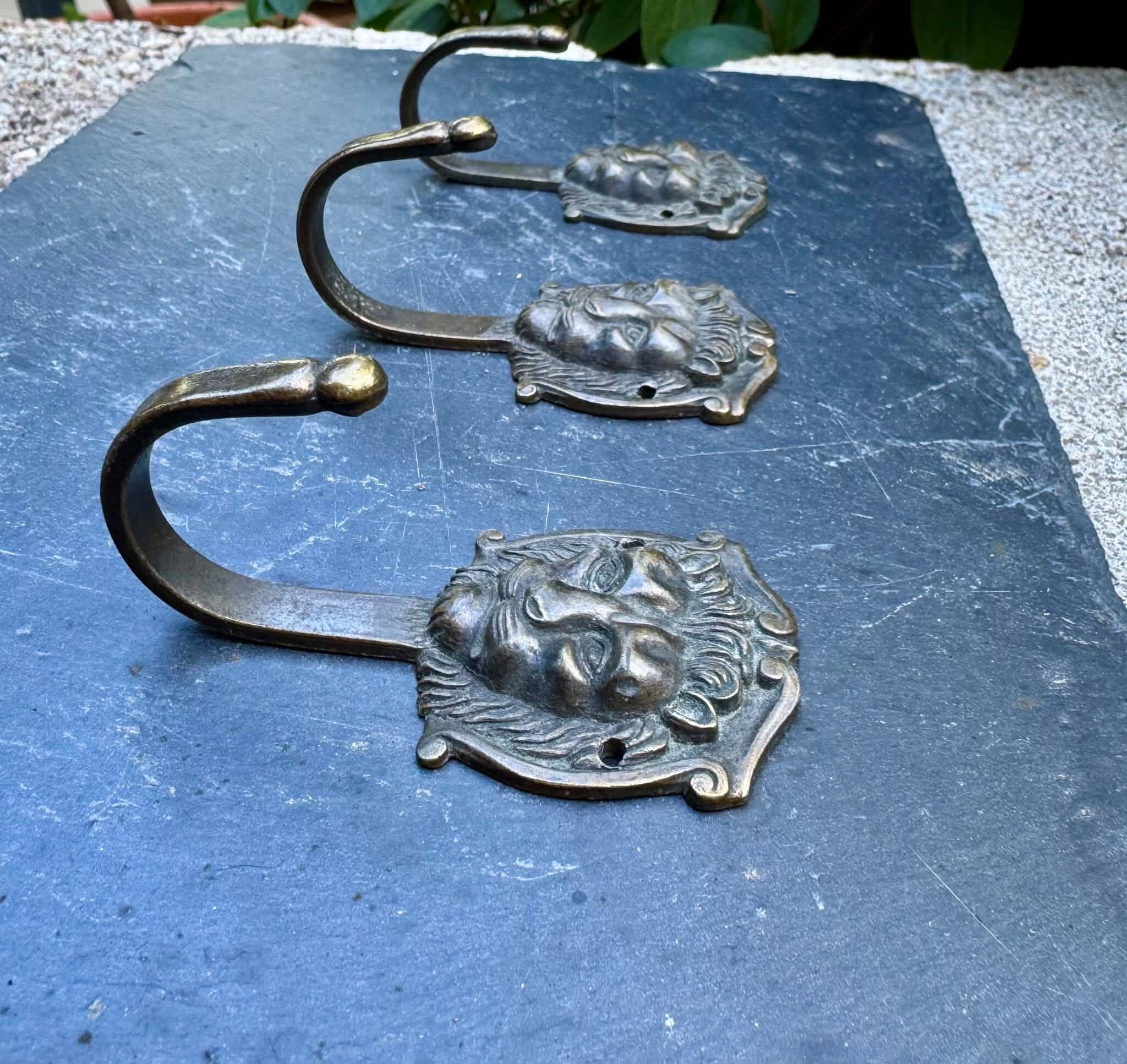 3 patères lion en laiton massif baroque