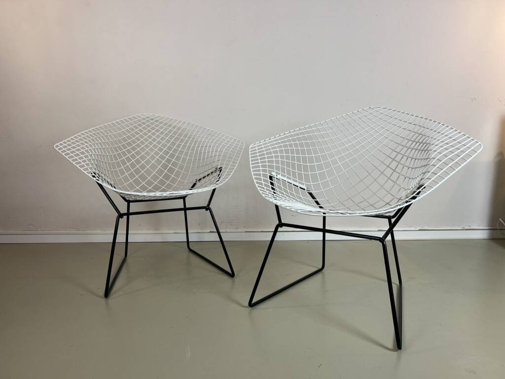 Two Diamond chairs by Harry Bertoia for Knoll mid-century 1970s.