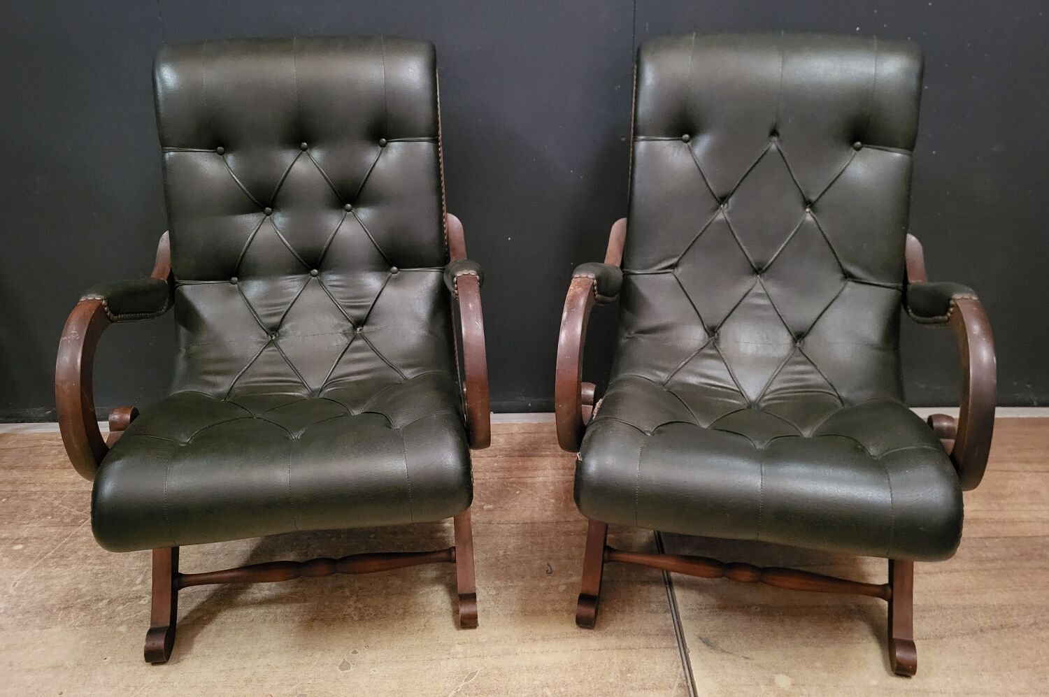 Pair of English Chesterfield armchairs in leather and solid wood