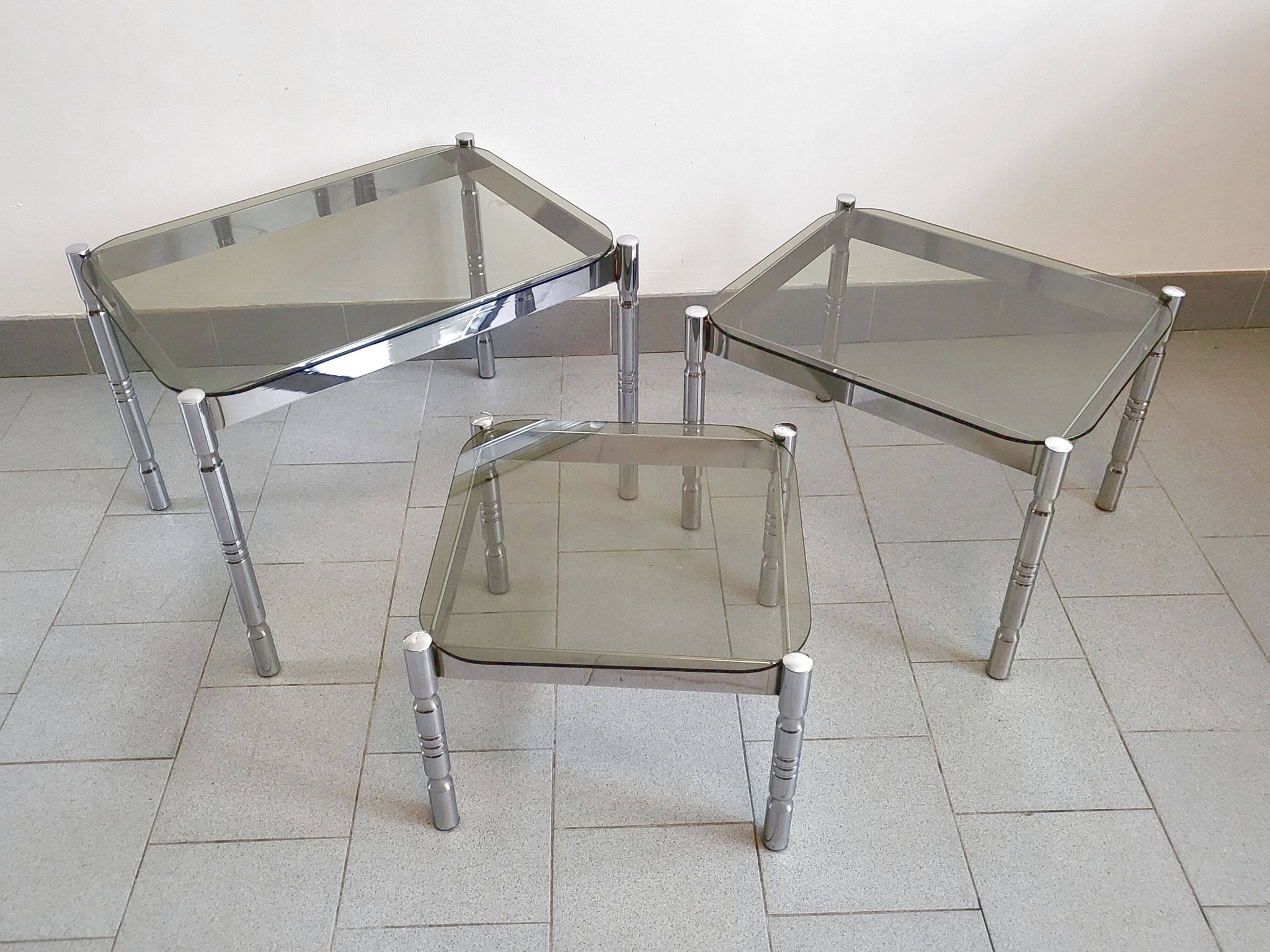Suite de 3 tables gigognes vintage 1970