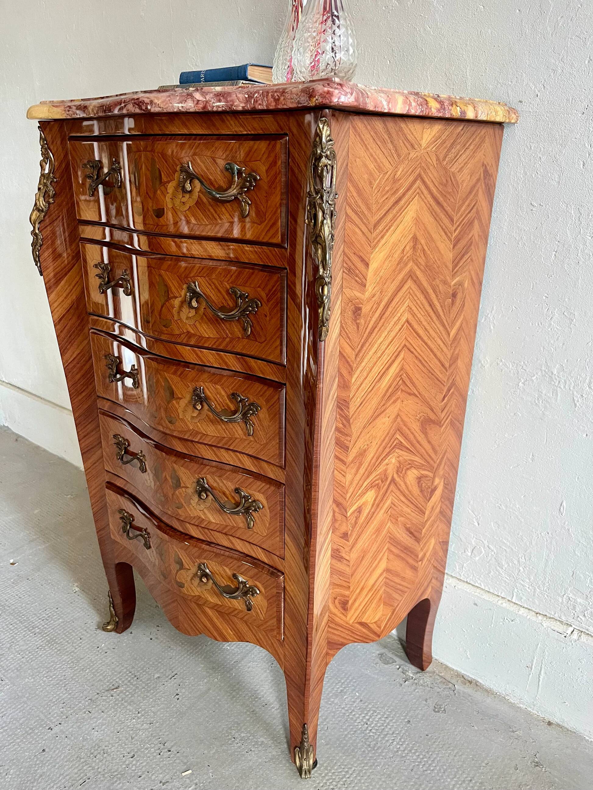 Chiffonnier Louis XV en bois et marbre