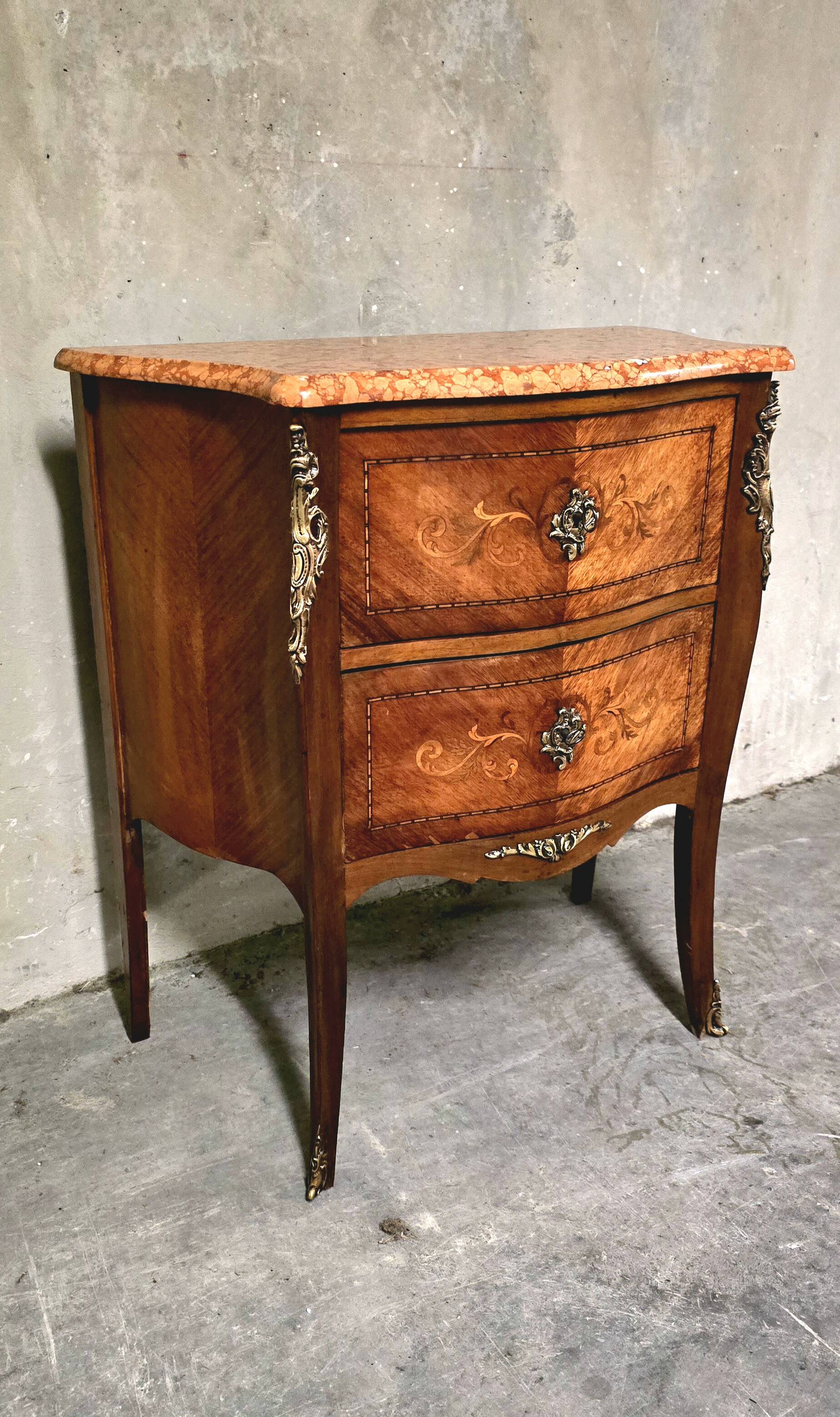 Louis XV style commode in rosewood marquetry, 20th century.