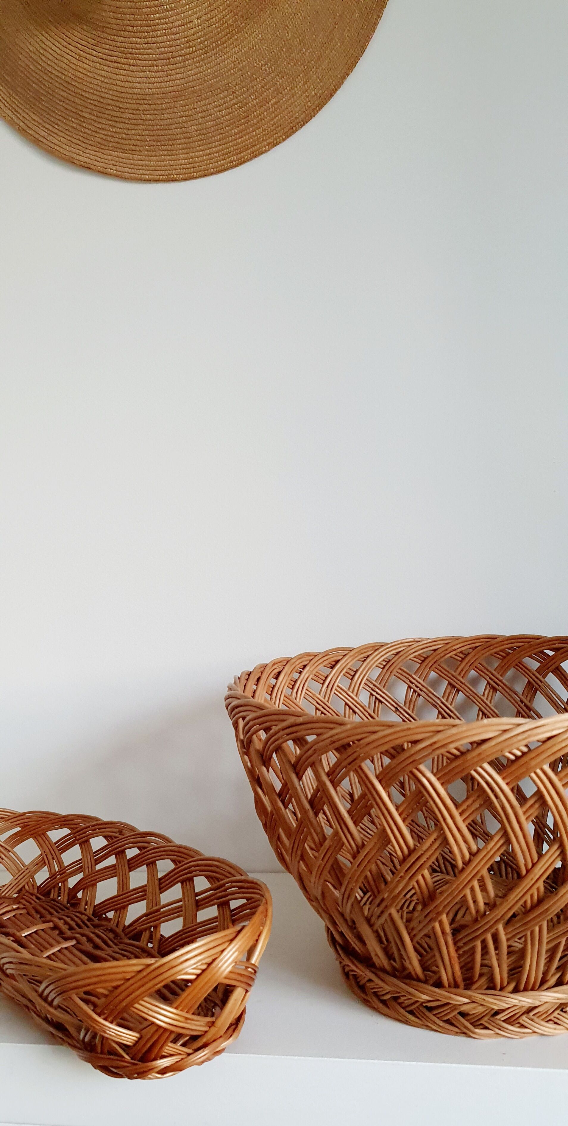 Bread basket and basket