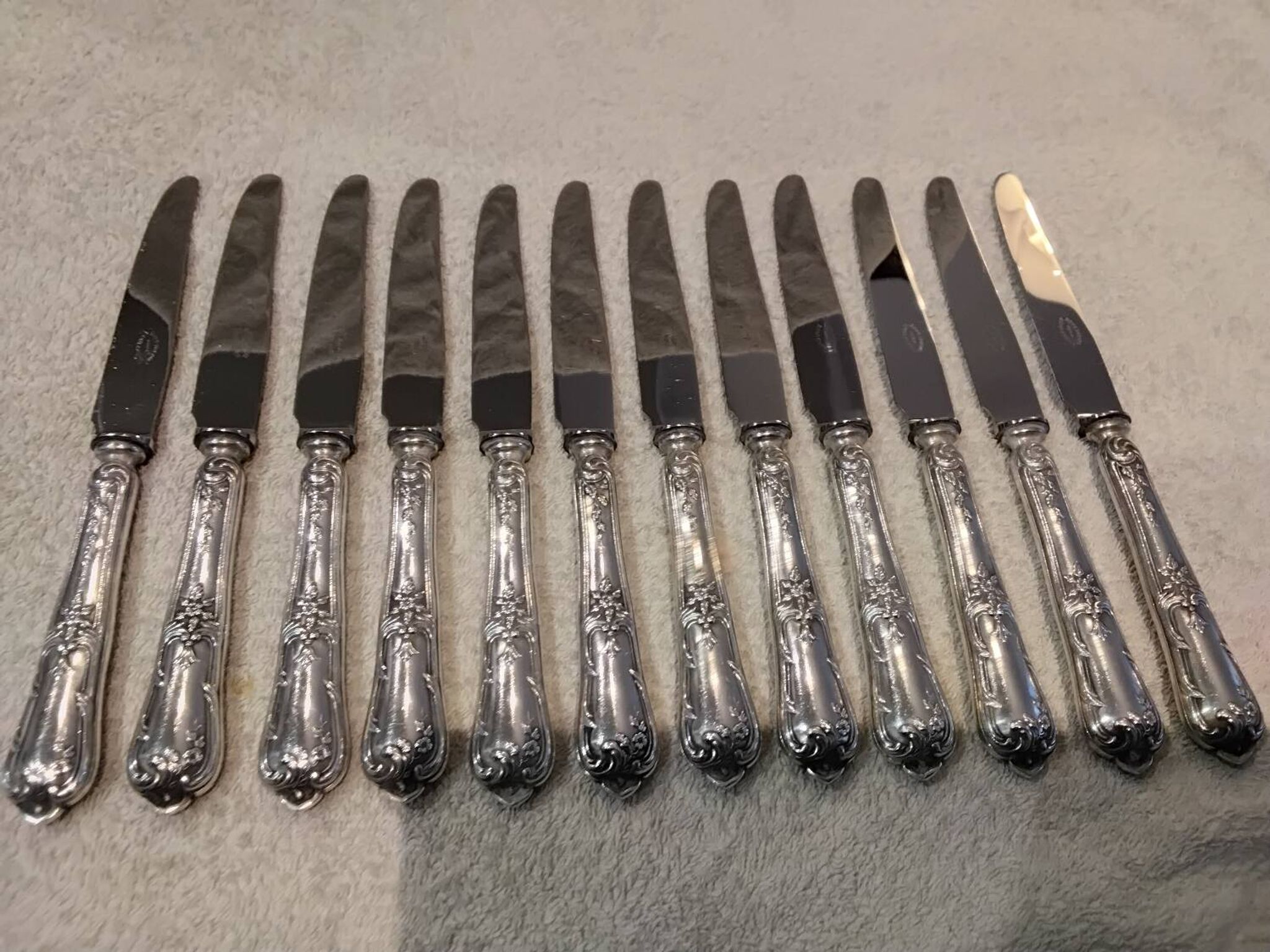 12 silver-plated dessert knives by Boulenger, Louis XV style, half-rich.