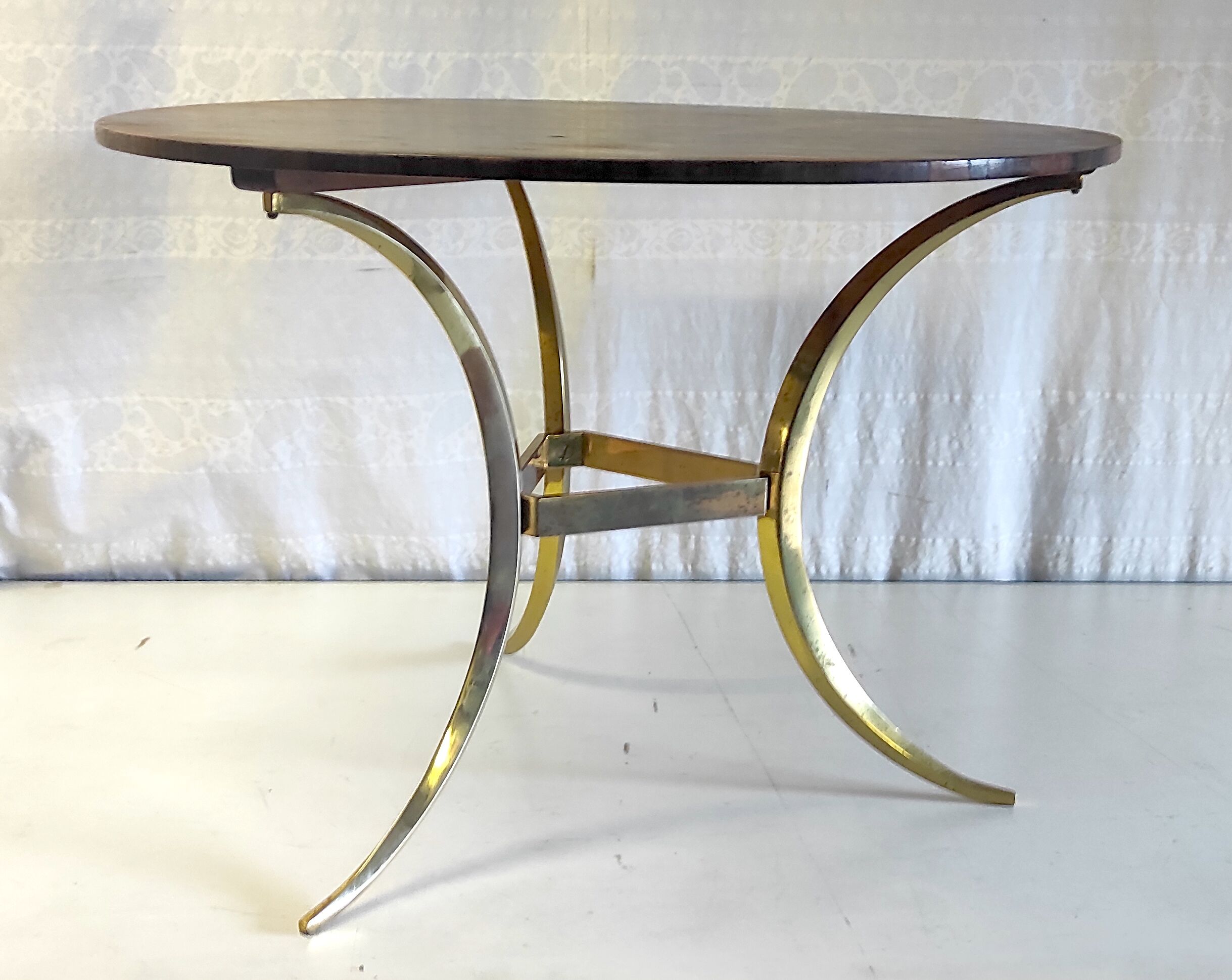 Tripod round coffee table in gilded brass and rosewood – 60s/70s