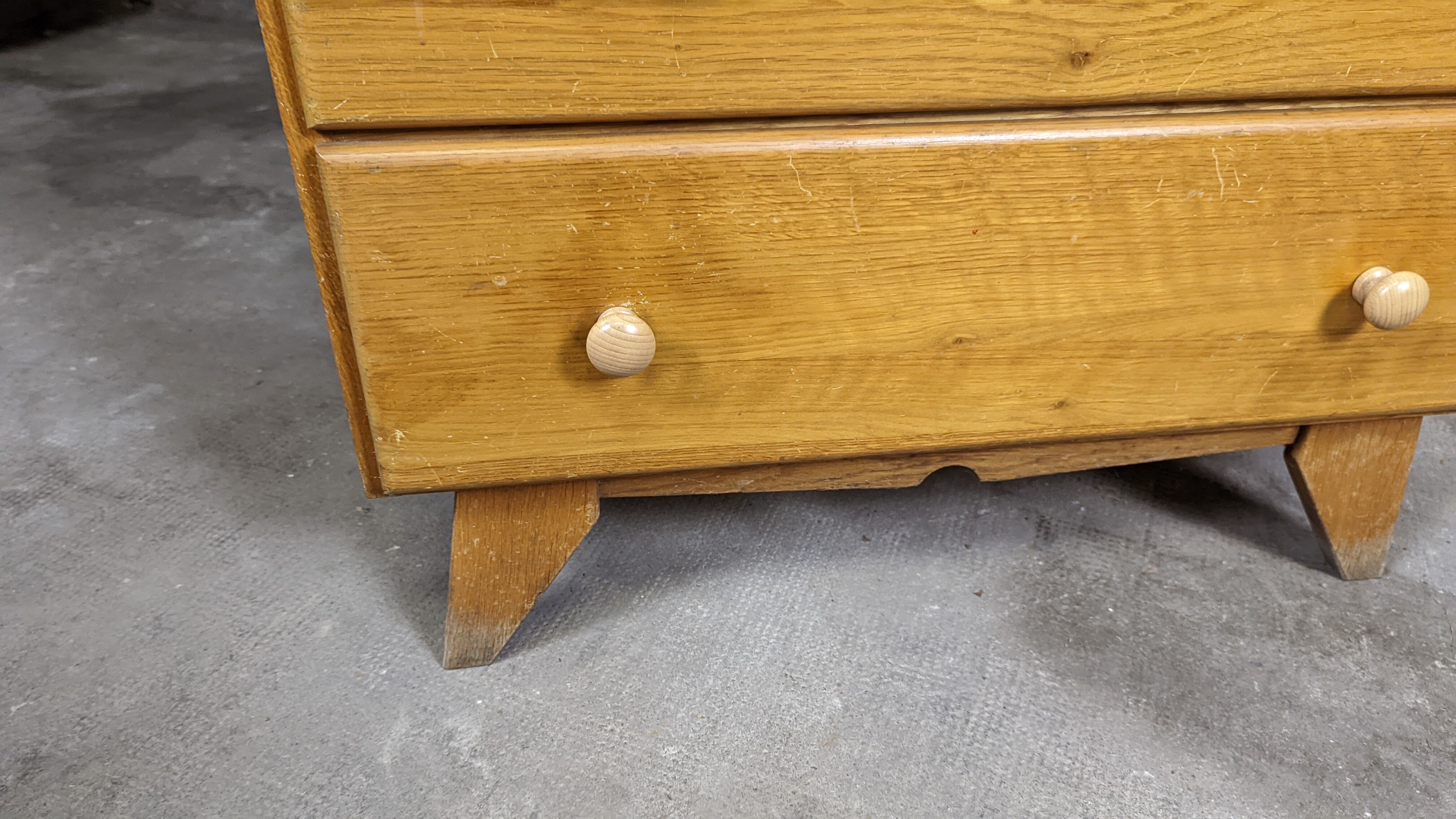 Scandinavian compass foot dresser