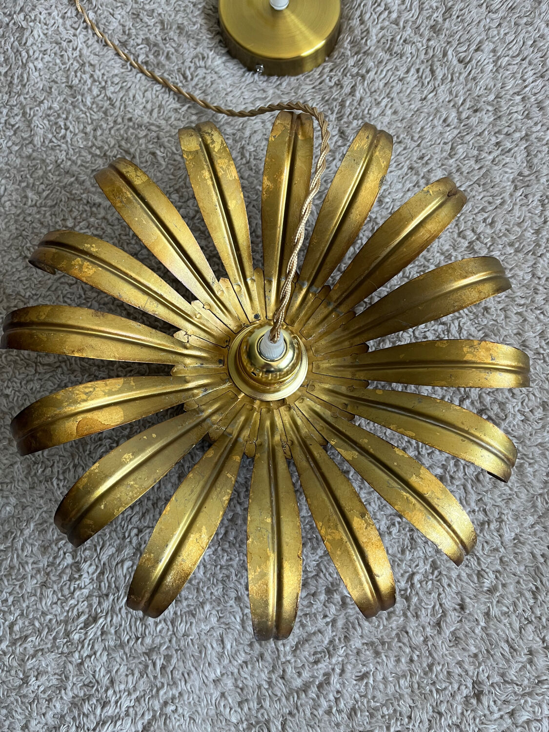Ceiling lamp pendant in aged gilded metal palm leaf