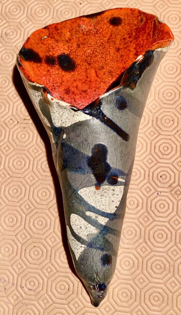 Vase cornet bouquetière a decor abstrait moderniste, signature a identifier