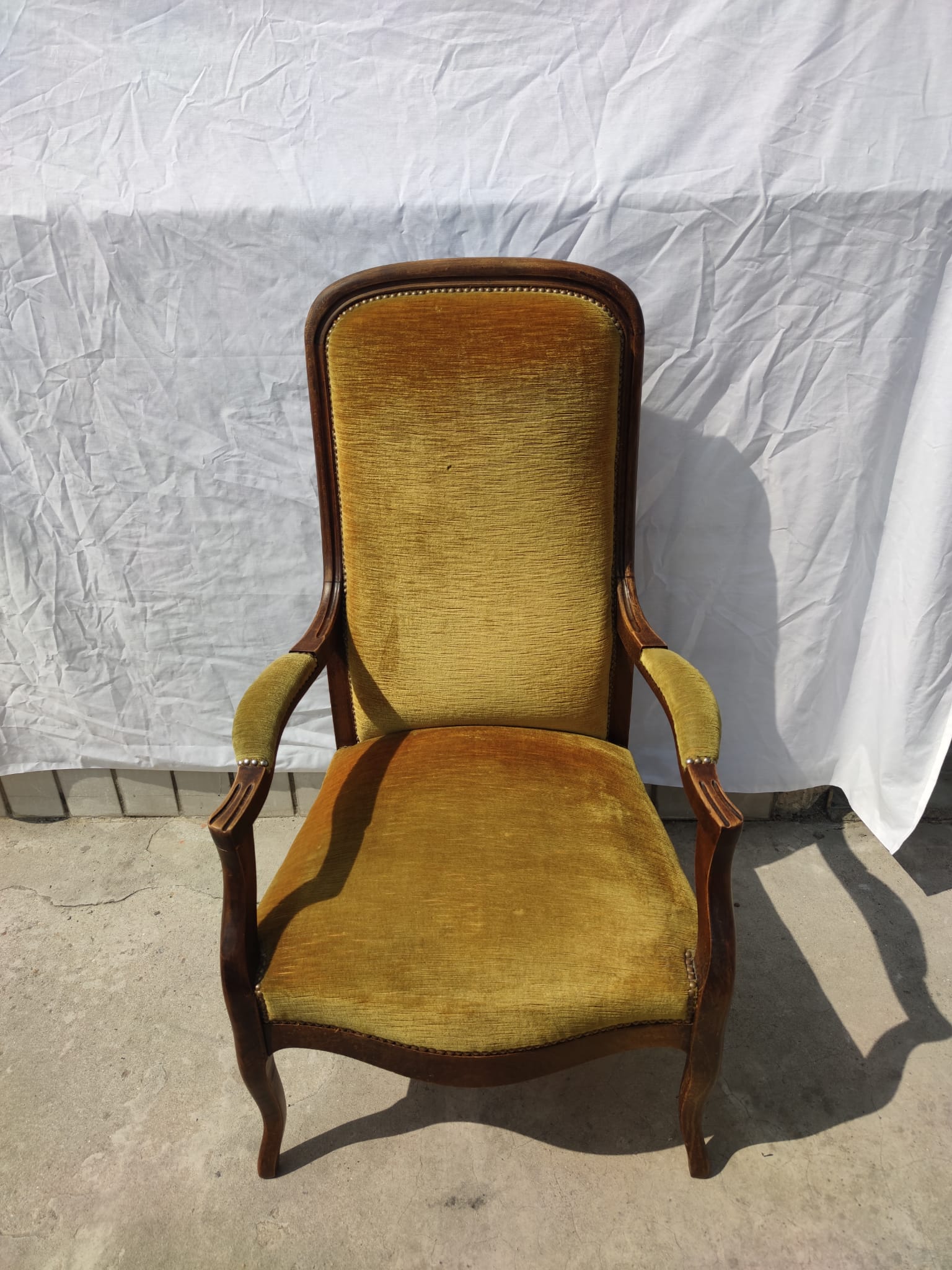Fauteuil Voltaire garniture de velours jaune