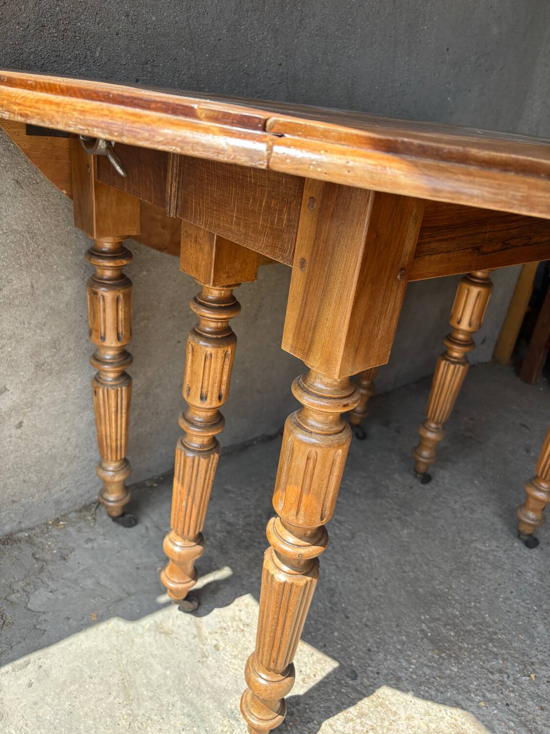 Antique round extendable table without extension