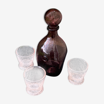 Carafe en verre soufflé la verrerie de biot et 3 verres roses vintage