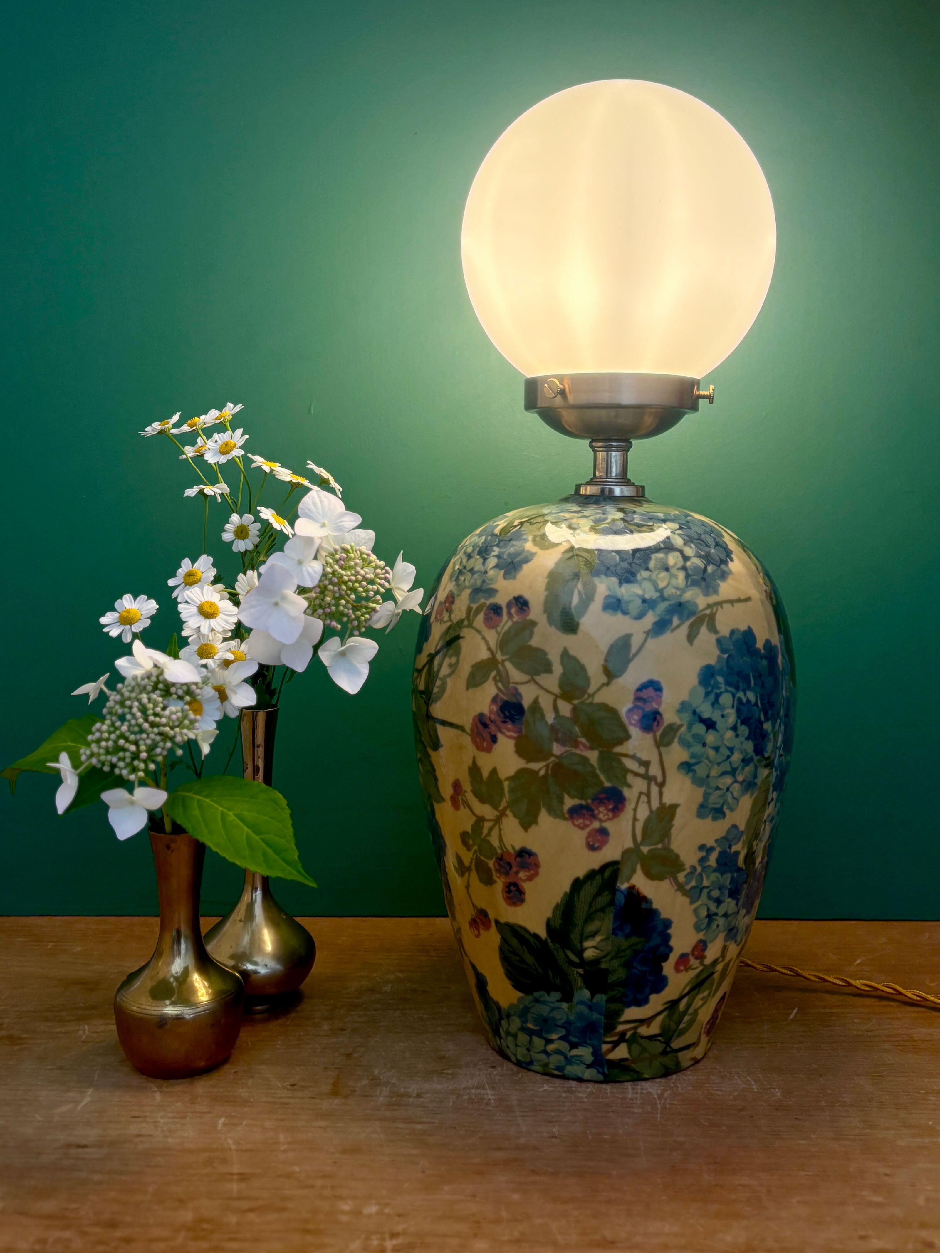 Vintage table lamp with floral decorations and white opaline.