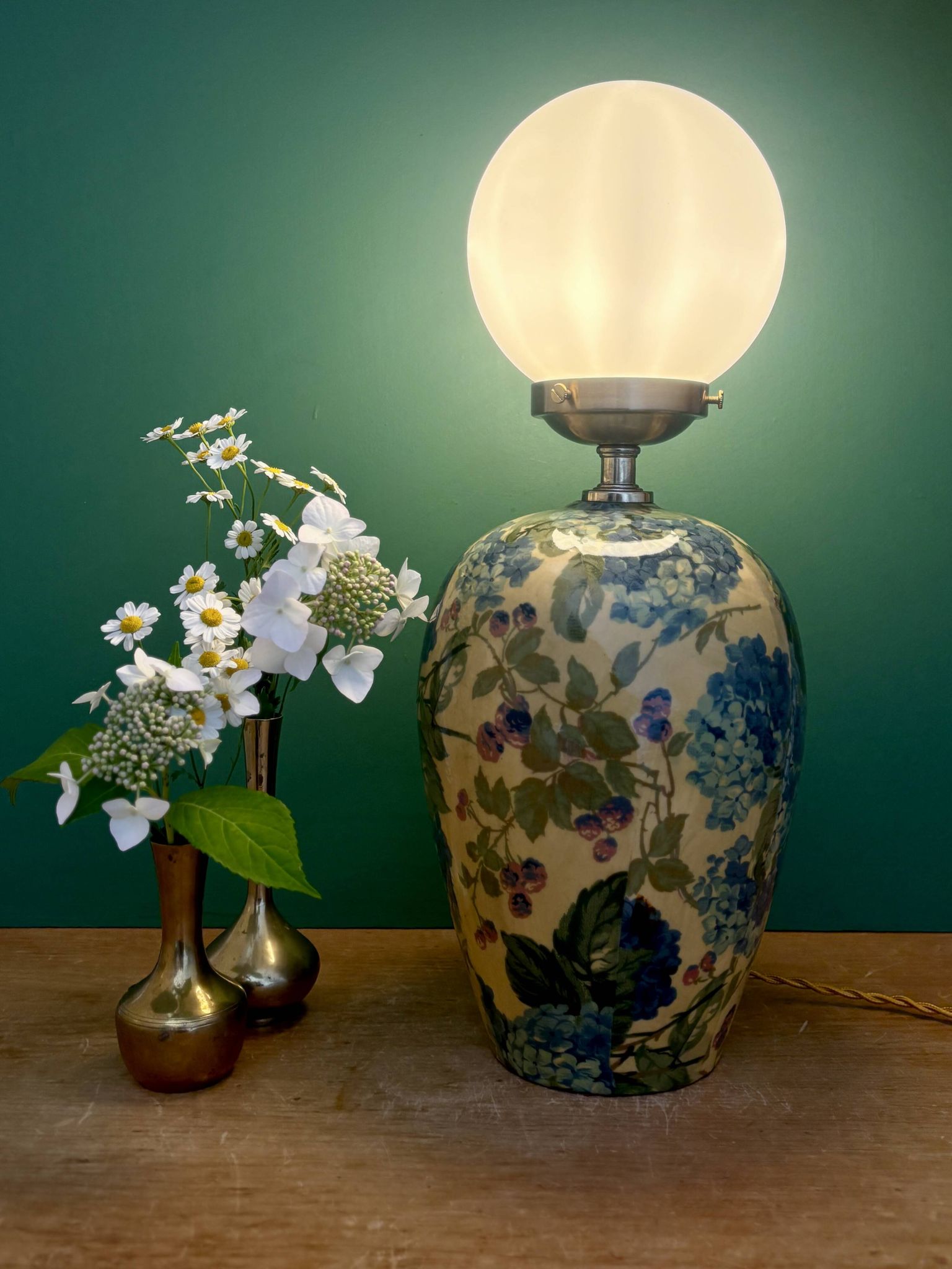 Lampe à poser  vintage décors de fleurs et opaline blanche