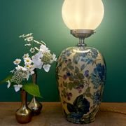 Lampe à poser  vintage décors de fleurs et opaline blanche